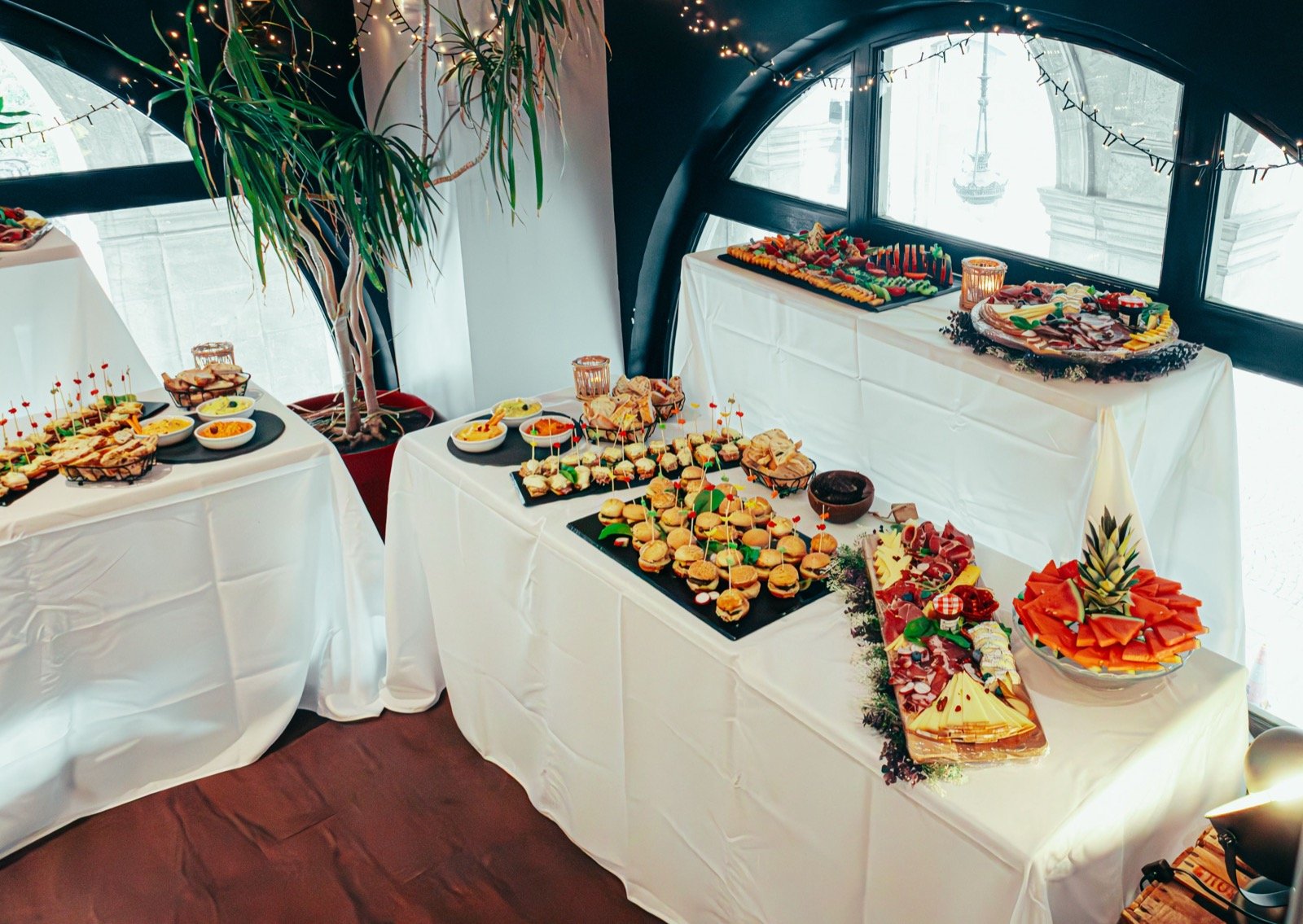 Estrutura de buffet montada para um evento corporativo