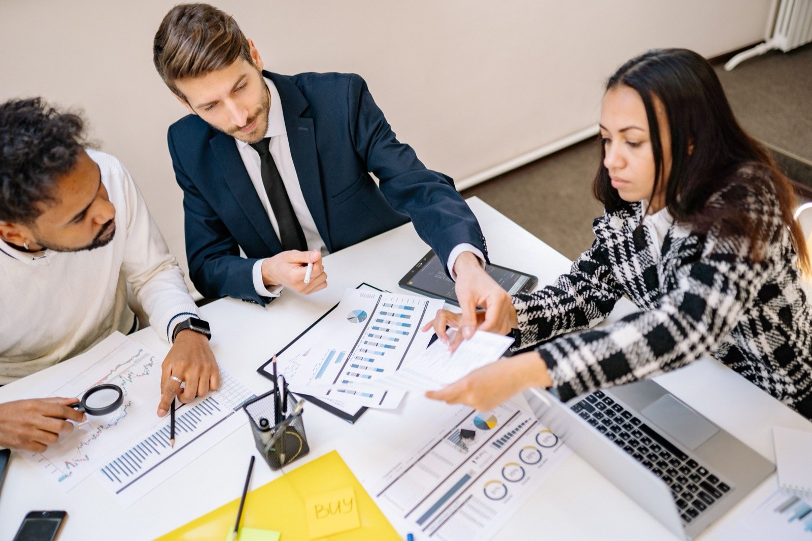 Reunião de consultoria empresarial entre equipe e cliente
