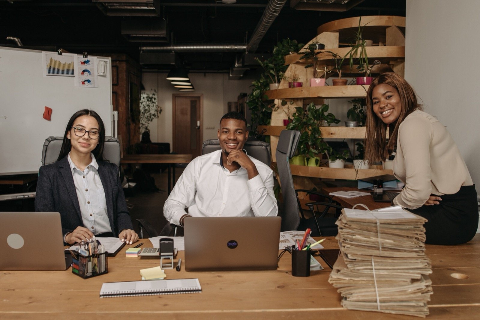 Equipe da Escurinatti Multi Service trabalhando em ambiente corporativo, com organização e profissionalismo