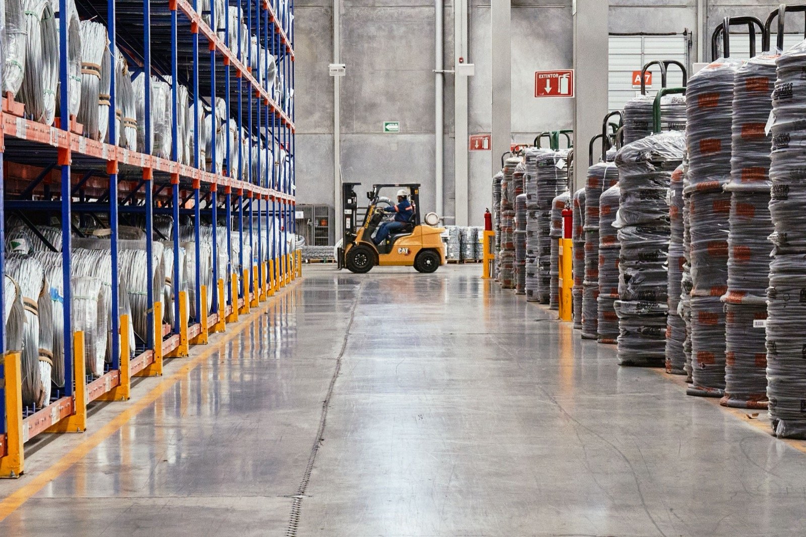 Equipe de logística organizando o transporte de cargas em um centro de distribuição
