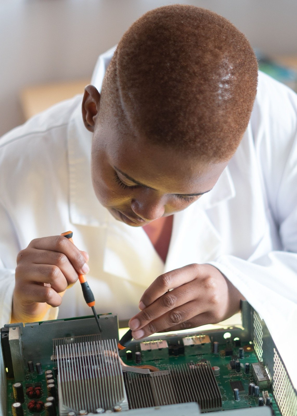 Técnico realizando manutenção e suporte em um computador